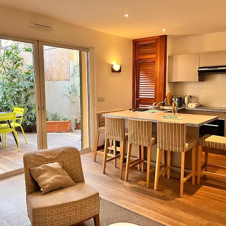 Un Patio A Porquerolles